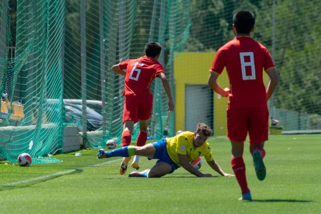 Kaiyun Sports-开云体育-U17国少3比1胜马贝拉U19 结束西班牙拉练启程回国