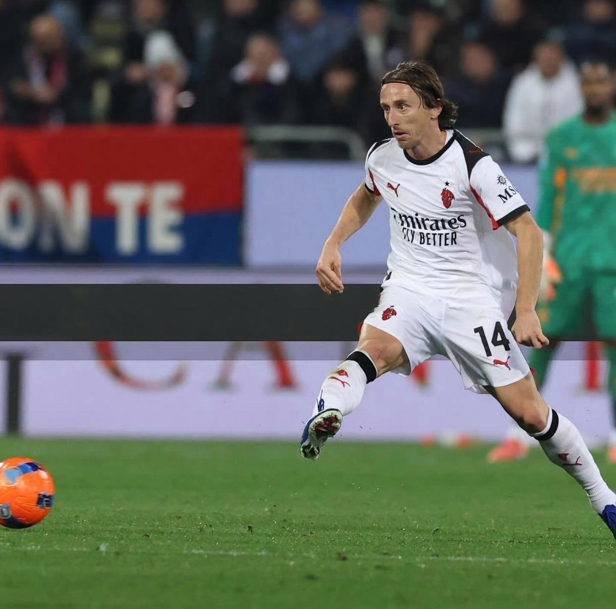 开云-爱游戏-老当益壮！米兰25场伤退23人次，40岁魔笛出勤率前3不在其中